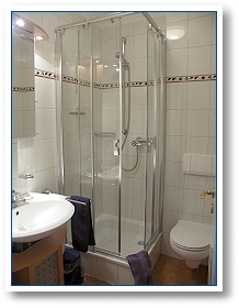 Bad mit Dusche und WC Bad mit Dusche und WC