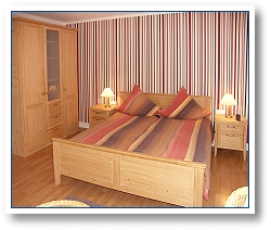Wohn-Schlafraum mit Doppelbett