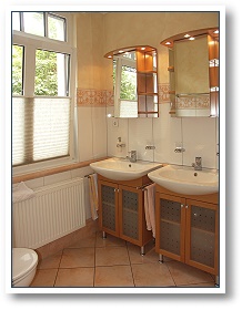 Bad mit Dusche und WC